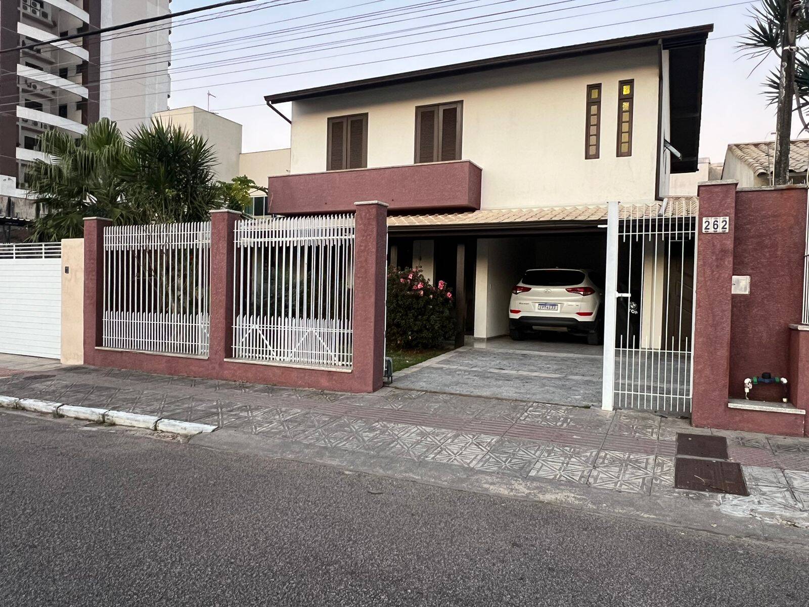 Casa à venda com 4 quartos, 240m² - Foto 1